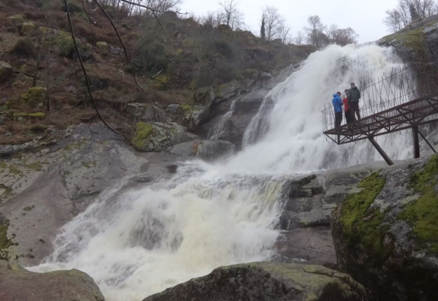 Plataforma sobre la cascada